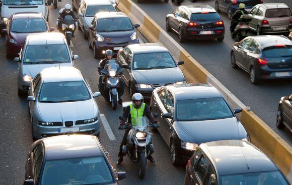 法國近日開始禁止車道分隔並加上135歐元(約4,500台幣)的罰則和違規計點3點